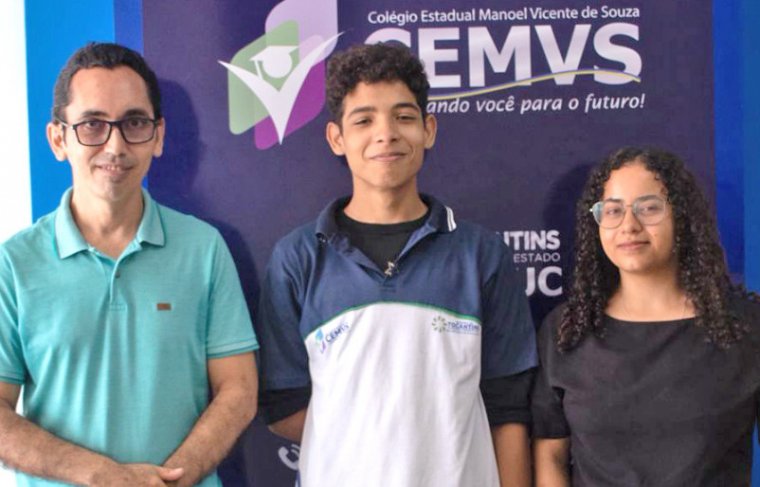  Aluno Estevão, a professora Larissa e Antônio Valdemari, coordenador de projetos da Escola Estadual Manoel Vicente Souza Foto: Seduc To