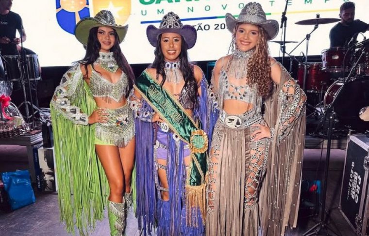 Garota ExpoCarmo 2025,Waylla Ribeiro de Sousa com as princesas:Evelly Cristina da Silva Sousa (esq.) e  Ana Luíza Conceição (dir,) 