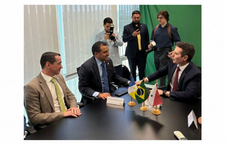 Alexandre e Wanderlei com Ministro das Cidades Foto: Ascom deputado Alexandre Guimarães