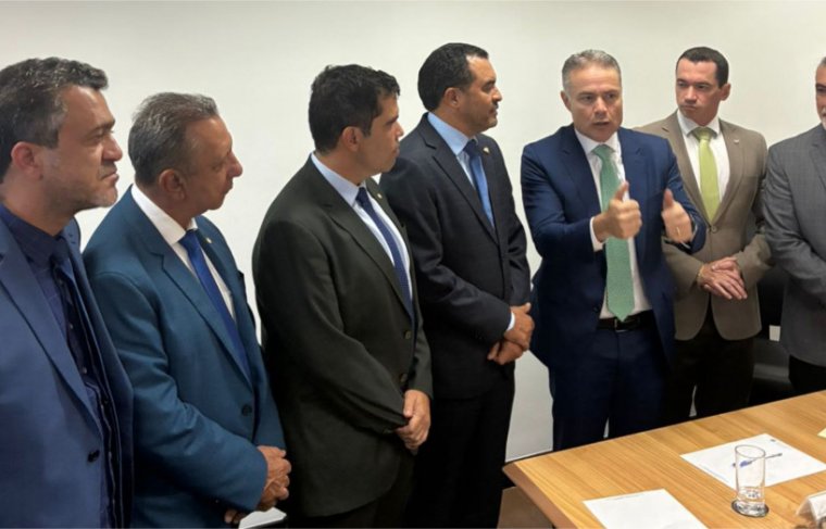 Comitiva tocantinese com Ministro dos Transportes Foto: Ascom deputado Alexandre Guimarães