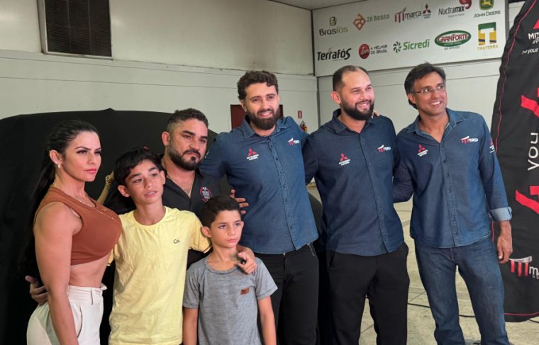 Rayones Gomes a esposa, Dirlene os filhos Ravi e Emanuel e equipe Marca Mortors Mitsubishi Foto: CCMNC
