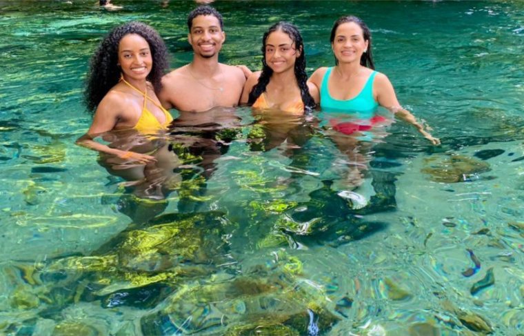 Vice-mis Feneva, Isamara Alves e Mikael Alves (empresário) e Micaele Alves (advogada) e da amiga Vitória Pires (estudante de medicina). 