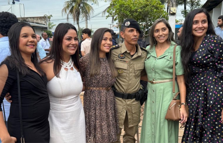com a irmã Weldah e primas, Lirinete, Alane e Vanusia Foto: CCMNC