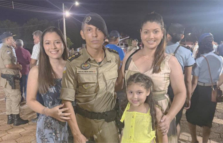 W Costa com sua esposa, Nayara, filhas Ana Loren e Lorena  Foto: Álbum de família 