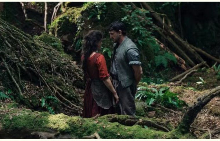 Jessie Buckley e Paul Mescal em cena de 'Hamnet: a vida antes'  Divulgação: Universal Pictures Brasil