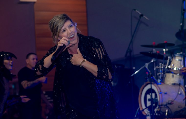 Cantora Pri Coutto cantou durante a festa  Foto: Nelson Miranda