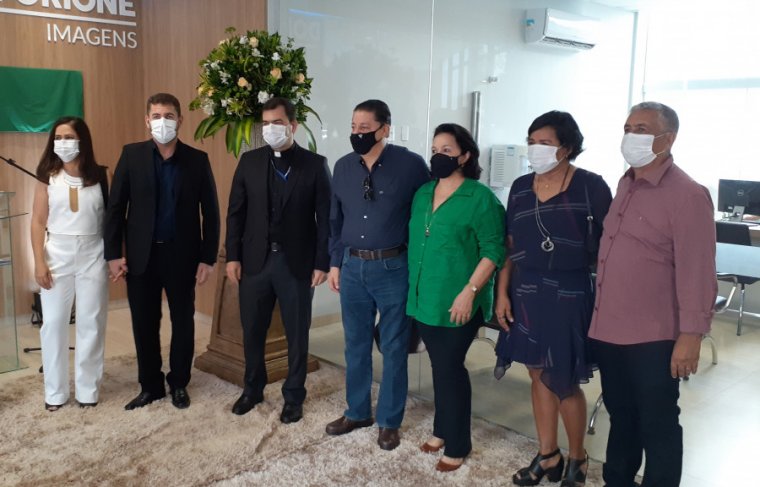 Alessandra, o superintendente, Osvair Murilo da Cunha, diretor-presidente do Hospital Dom Orione, padre Bruno Rodrigues, Márcia, o presidente da Unimed Araguaína, Luiz Carlos de Oliveira, Rosangela e o diretor técnico dr. Arnaldo Alves Nunes - Foto: Cícera Maria