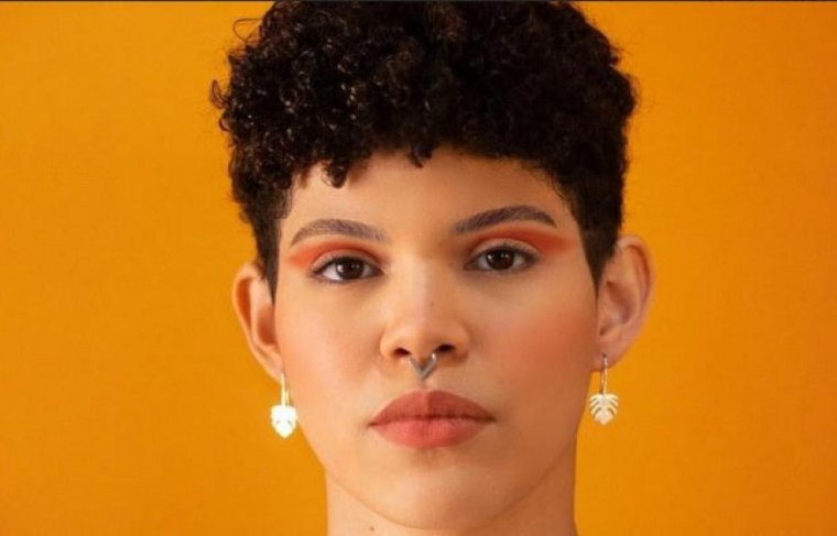 Winny Tapajós, jovem indígena ilustradora do território Cobra Grande, no Pará, mas radicada no Tocantins 