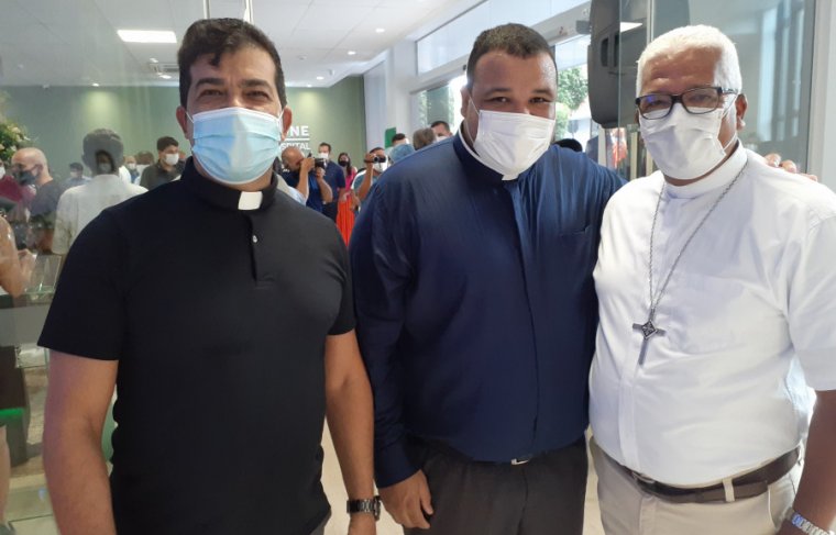 Provincial padre Josumar dos Santos (Província Nossa Senhora de Fátima - Brasil Norte), diretor do seminário Orione Padre Pattarello, padre Valmir e o bispo Dom Giovane Pereira de Melo - Foto: Cícera Maria 