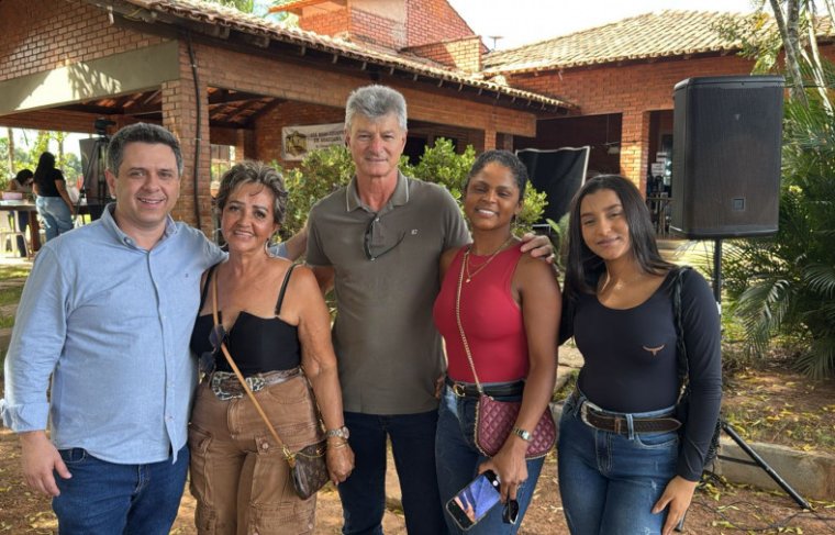 Deputado federal Tiago Dimas, Carmem Carneiro, com Thaize, Irineu e Lívia Foto: CCMNC