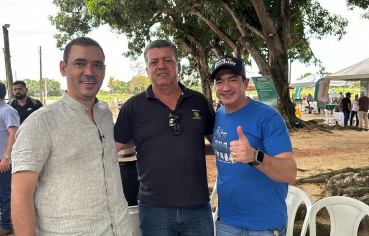 Os deputados federais Vicentinho Júnior e Alexandre Guimarães com Marcelo Leal Foto: CCMNC