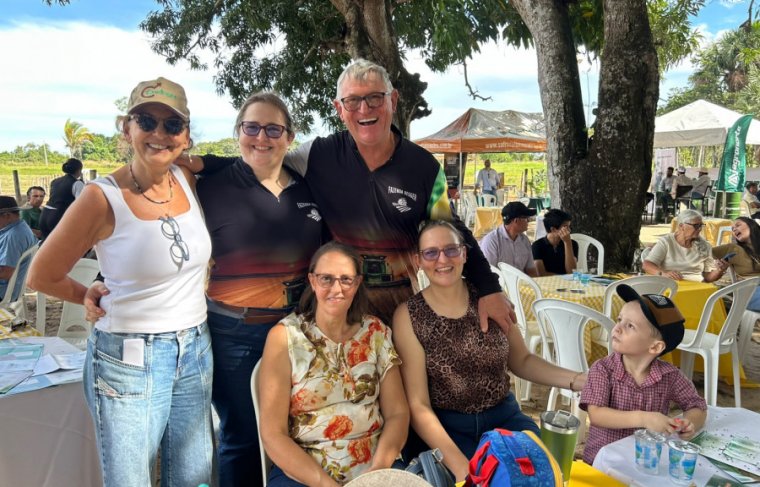 Célia (esq. p/ dir.) com a família Degger, Cristina e Carlos ao lado das filhas Cecília e Camila e o netinho Walter. Cícera Maria