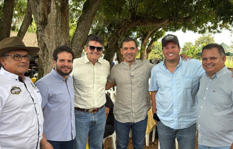O pecuarista Zildomar Dias (esq. p/ dir.), o prefeito de Muricilândia, João Victor Borges, deputado federal Vicentinho Júnior, Alex Bahia e Alessandro Borges. Foto: CCMNC
