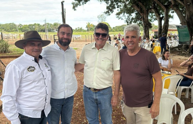 (da esquerda para a direita), o pecuarista Zildomar Dias, o presidente do Sindicato Rural de Araguaína, Paulo Sérgio Marquezan, o pecuarista Rodrigo Guerra e o anfitrião Rubens Souza Cunha 
