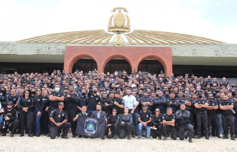 Deputado estadual Leo Barbosa e agentes da Polícia Penal em frente ao Palácio Araguaia - Foto; Regilan Marinho // Aleto