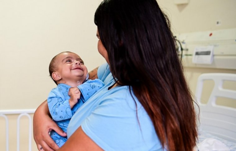 Caroline Antônia da Silva de Paula e a filha Isabela Foto: Luiza Yasumoto I Ascom I Hospital Pequeno Príncipe