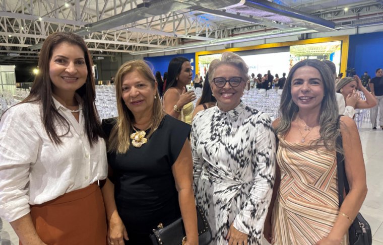 As coronéis PM, Rosinei Cremasco(esq.) e Lyvia Prado (dir.), com Antônia Lopes e a Diretora de Enfretamento a Violência de Gênero de Araguaína, Eliana Andrade 