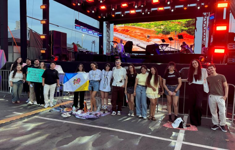 Fãs de plantão no show AnaVitória Foto: CCMNC