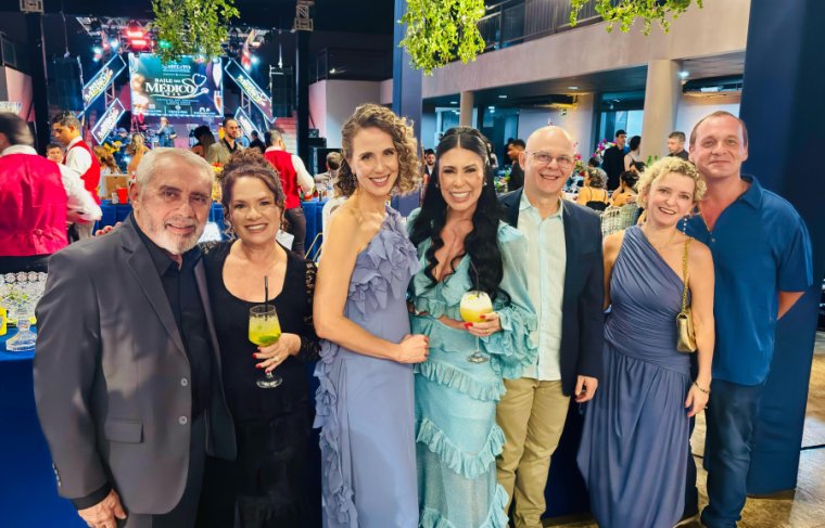 Dra. Mara Rejane Trindade Camargos, Dr. Ademar Vieira, Dra. Adalgele Blois, Dr. Reynado Pastre, Divonei Araújo e Dr Cláudio Skrowonski  e a enfermeira Cibele Rodrigues 