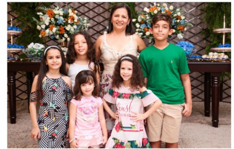 A vovó Ana Maria com Sara, Ana Barbara, Leonardo, Isabela e Eduarda.  Crédito: Álbum de Família