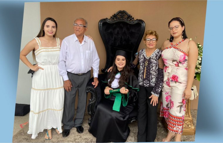 As irmãs Thais, Mariane e Maria Eduarda Porto com os avós Amadeu e Neuza Braga - Álbum de Família // Efeito: Cícera