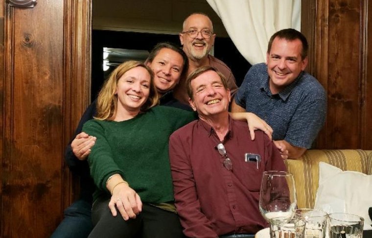 Doug Olson e a família em foto de 2021 - Arquivo Pessoal via AP