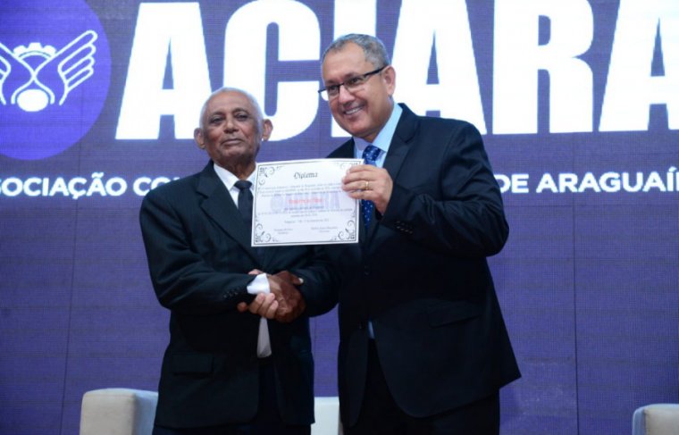 O primeiro presidente da ACIARA, José Pereira Nogueira recebe homenagem da Aciara - Divulgação // Ascom Aciara 
