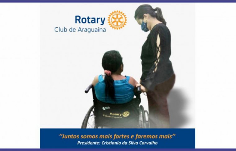 A presidente do Rotary Clube Araguaína, Cristiania Carvalho fazendo uma doação Crédito: Rotary - Arte: Marcelo Web designer para o Portal Ci-Comunica