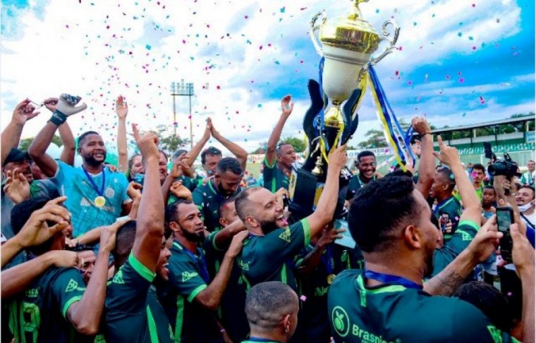 Tocantinópolis ergue a Taça Lucas Meira - Bicampeão 2021 - Foto: Toc em Foco / Divulgação