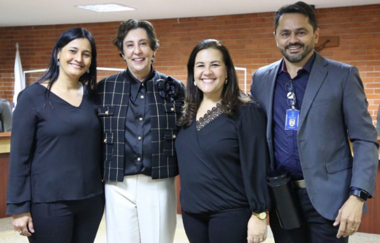 Desembargadora Ângela Haonat, posando com Dalliana Medeiros, Mara Roberta e Elias Oliveira  Foto: Reprodução 