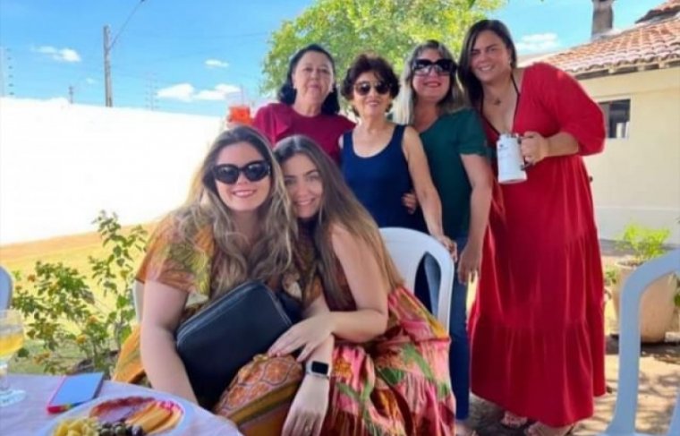 Wedila Brilhante, mãe Joana, Leila, Estefani, Flávia e Fernanda Foto: Álbum de Família