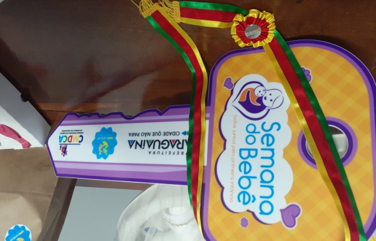 Detalhe da chave de Araguaína e da faixa Bebê prefeita - Foto: Cícera Maria