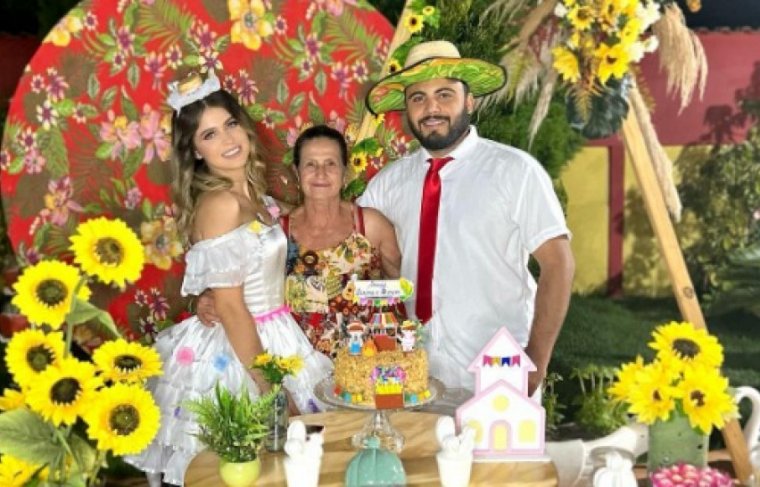 Os noivos e Maria Conceição Foto: Reprodução 