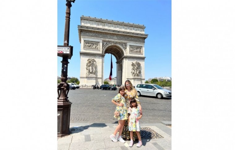 Flávia, Marina e Mariana no Arco do Triunfo Paris - França Foto: Álbum de Família 