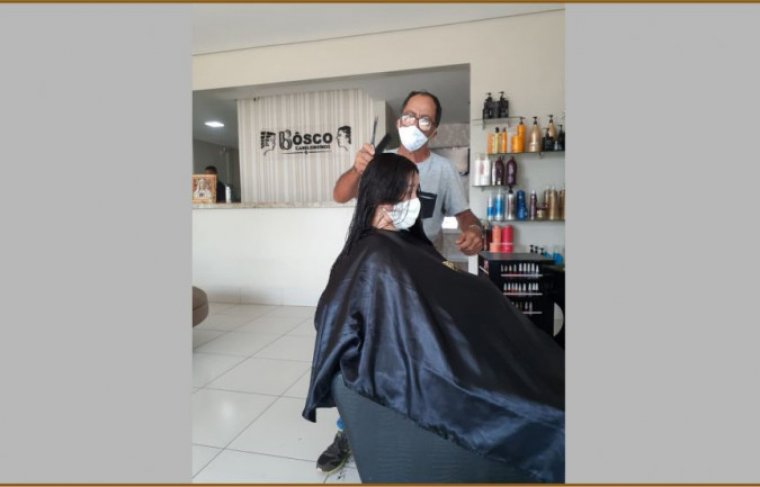 O cabelereiro Laureval Valadão atende a estudante de medicina Mariana Braga Porto - Crédito; Cícera Maria
