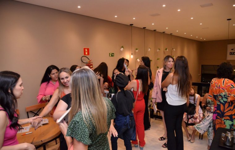 Panôramica da noite de autógrafos do livro "Por que não me casei... Ainda" Foto: Mayara Barbosa 