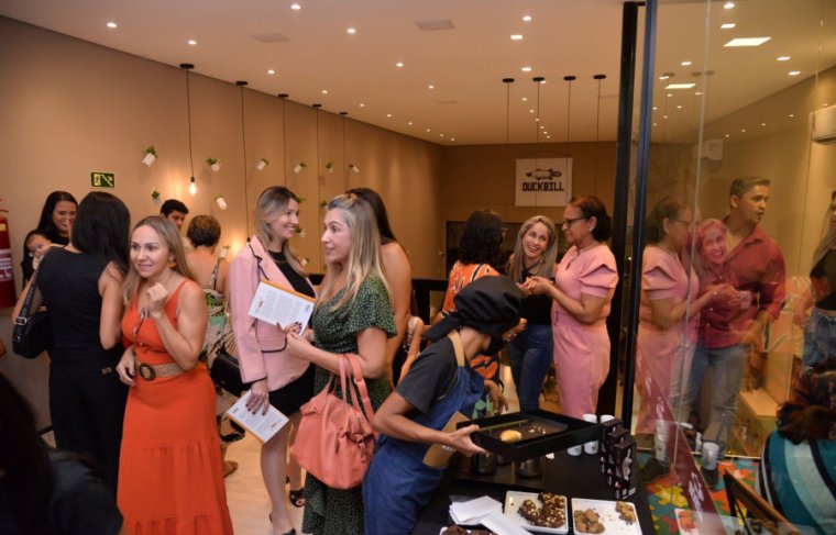 Panorâmica da noite de autógrafos do livro "Por que não me casei... Ainda" Foto: Mayara Barbosa 