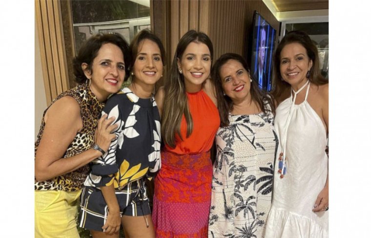 Com a mãe Ana Rita e as tias Cláudia, Zilda e Beatriz. Foto: Reprodução 