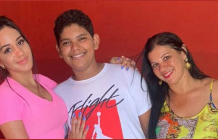 Sandra Maria Soares (secretária Grupo Boa Sorte) e os filhos Carla mickaelly e Clayton Eduardo - Crédito: Álbum de Família
