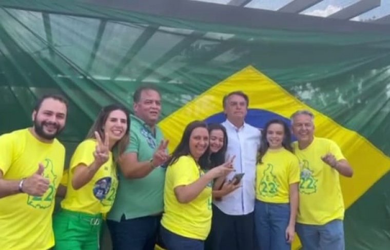 Rômulo (esq. p/ dir.), Carla, senador Eduardo Gomes, Dênia, Eduarda, presidente Jair Bolsonaro Paula e Paulo Gomes. Foto: Álbum de Família 