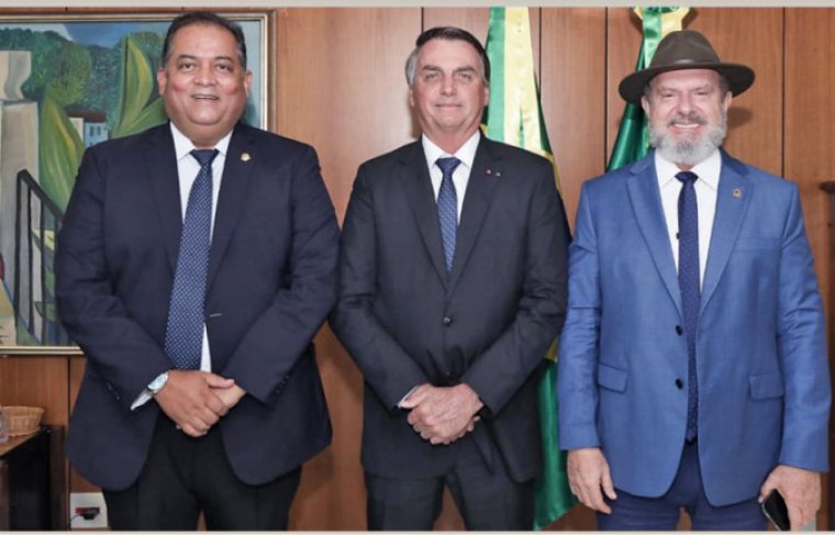 Senador Eduardo Gomes, presidente Jair Bolsonaro e o governador Mauro Carlesse  - Crédito: Divulgação/Secom/Tocantins