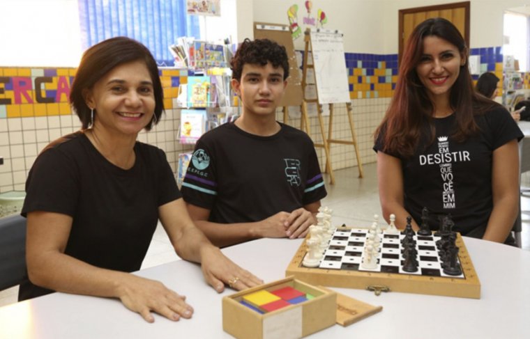 O estudante Ali Bucar é atendido pela equipe multidisciplinar na Sala de Recursos Multifuncionais. À esquerda a professora Thelma Macedo e à direita a professora auxiliar, Débora Santos Foto: Mateus Oliveira/Governo do Tocantins