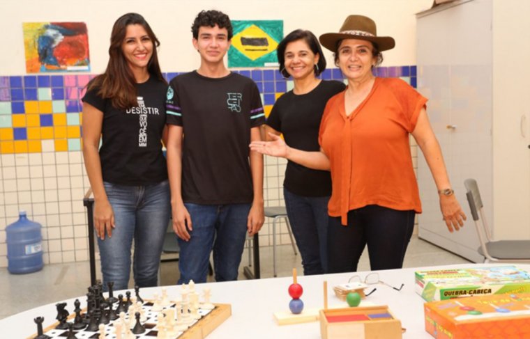 Mãe do estudante, Jasmine Lustosa (dir.) prestigia a conquista do filho e o trabalho desenvolvido pela equipe multidisciplinar Foto: Mateus Oliveira/Governo do Tocantins