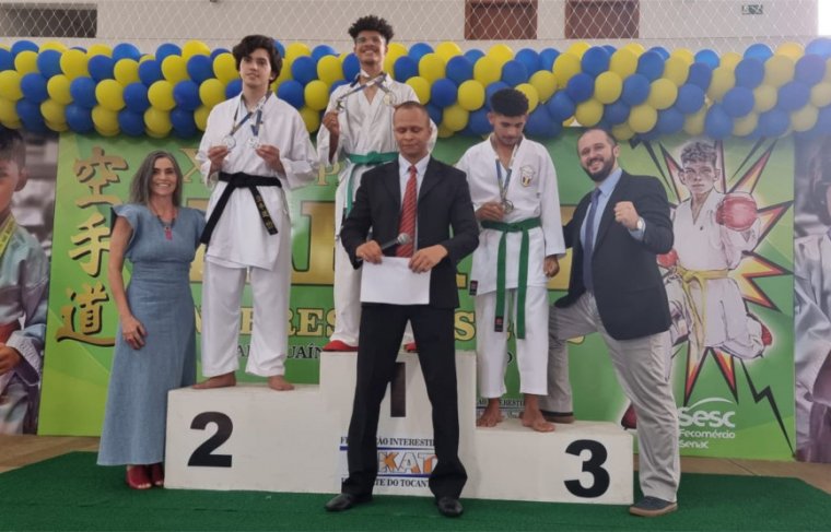 Sensei Alexsander Parotivo (centro) na 11ª Copa Sesc de Karatê Interestilos Foto: Álbum de Família 