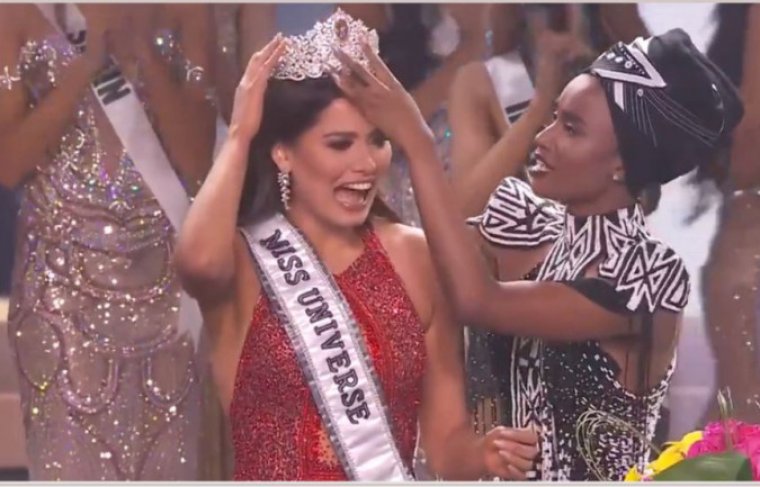 A mexicana Andrea Meza recebe a coroa da sul-africana Zozibini Tunzi - Crédito: Foto: Reprodução Twitter/missuniverse