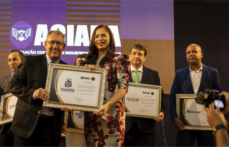 A secretária executiva da Sics Geanny Carlos de Almeida Pinheiro recebe homenagem do Presidente Aciara Denilson da Silva Foto: Sebrae