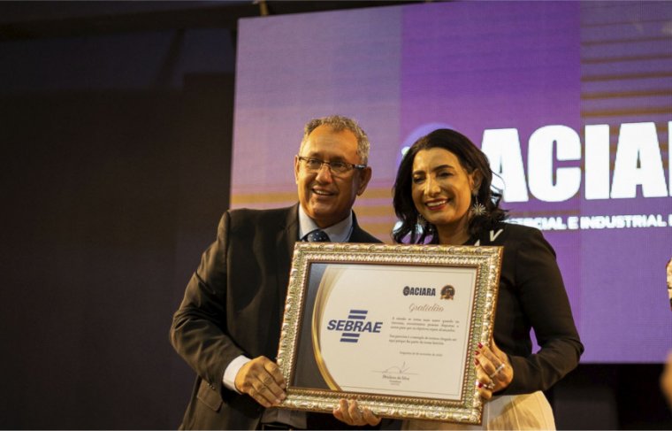 A diretora técnica do Sebrae Eliana Castro recebe homenagem do presidente da Aciara Denilson da Silva Foto: Sebrae 