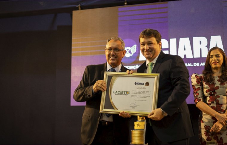 O presidente da Aciara Denilson da Silva entrega homenagem ao Presidente da Faciet Fabiano do Vale  Foto: Sebrae 