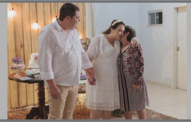 Sob olhar de wendel, Luciana recebe o carinho da mãe Rosimary Coelho de Almeida - Crédito: Egito Fotografias // Álbum de Família