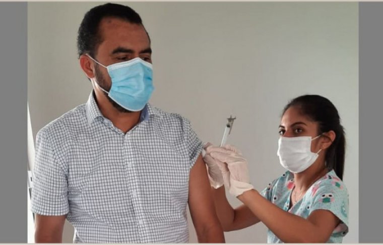 Vice-governador Wanderlei Barbosa (com comorbidade) é vacinado  contra covid-19 no distrito de Taquaruçu - Crédito: Governo do Tocantins/Divulgação